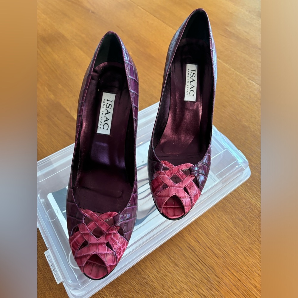 Burgundy snake skin pump